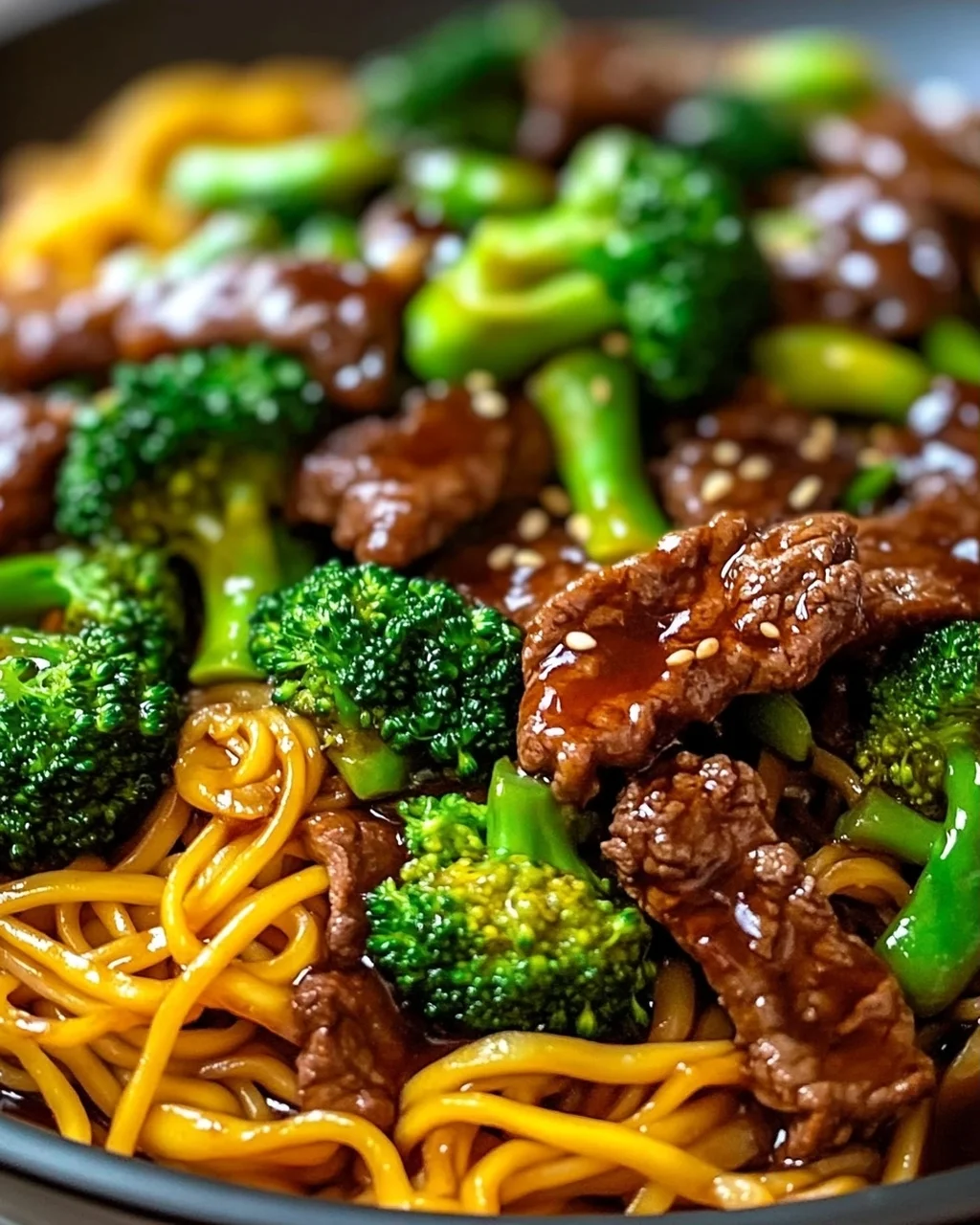 Knuspriges Rindfleisch mit Brokkoli-Nudeln