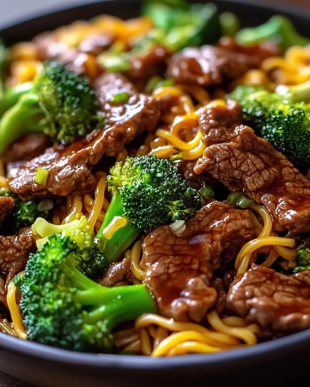 Knuspriges Rindfleisch mit Brokkoli-Nudeln