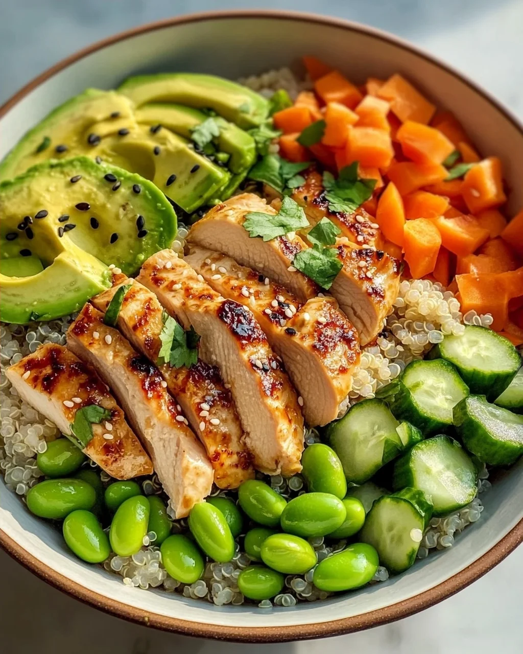 Protein Power Bowl: Hähnchen, Edamame & Avocado Genuss!