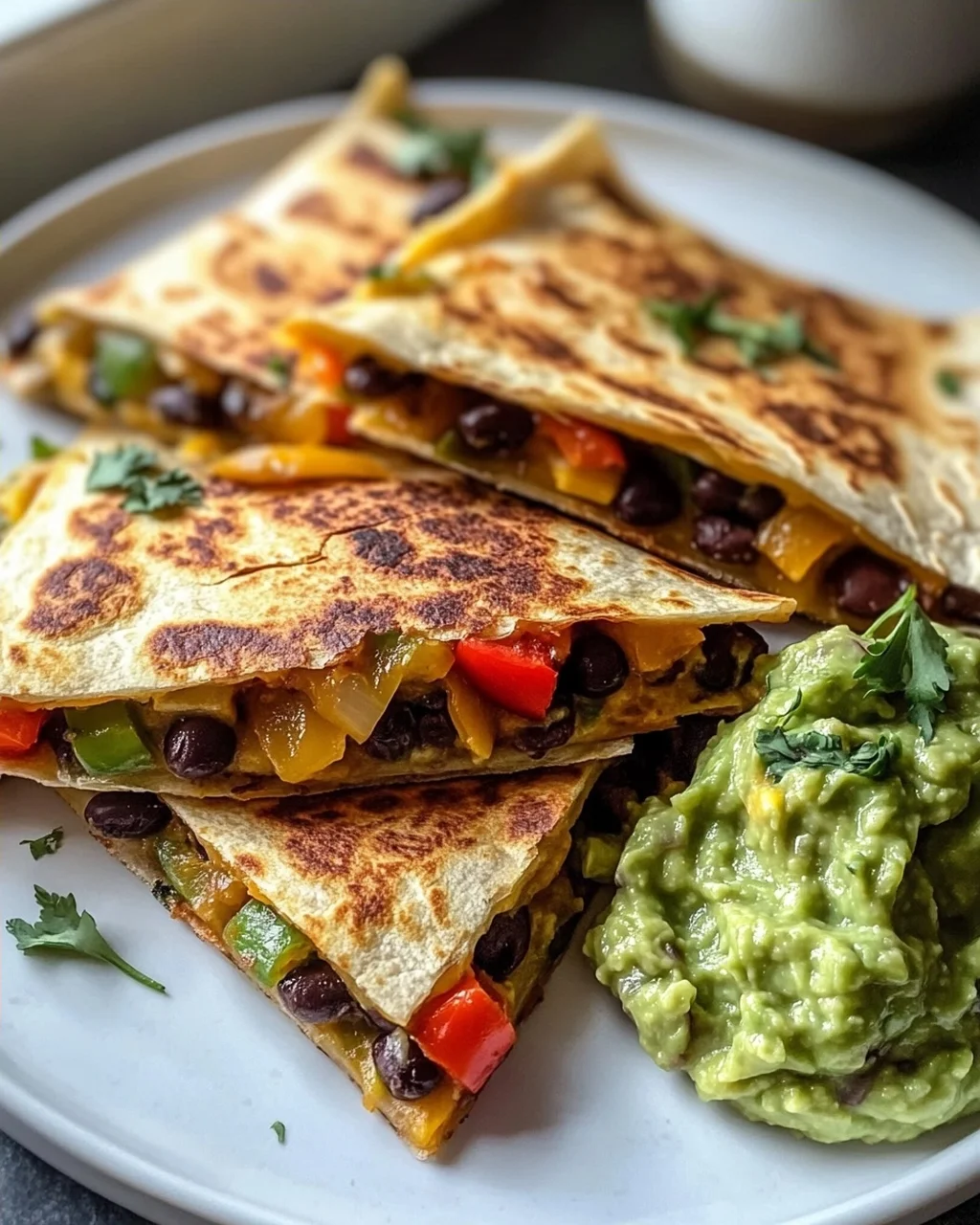 Vegane Quesadilla-Dreiecke aus der Air Fryer mit Guacamole